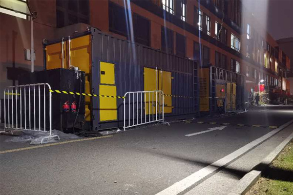 玉屏柴油发电机组的输出电压是如何调节的？