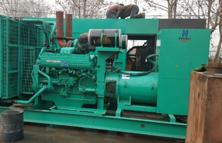 玉屏发电机组如何判断水冷式机油散热器内部是否需要清洗？